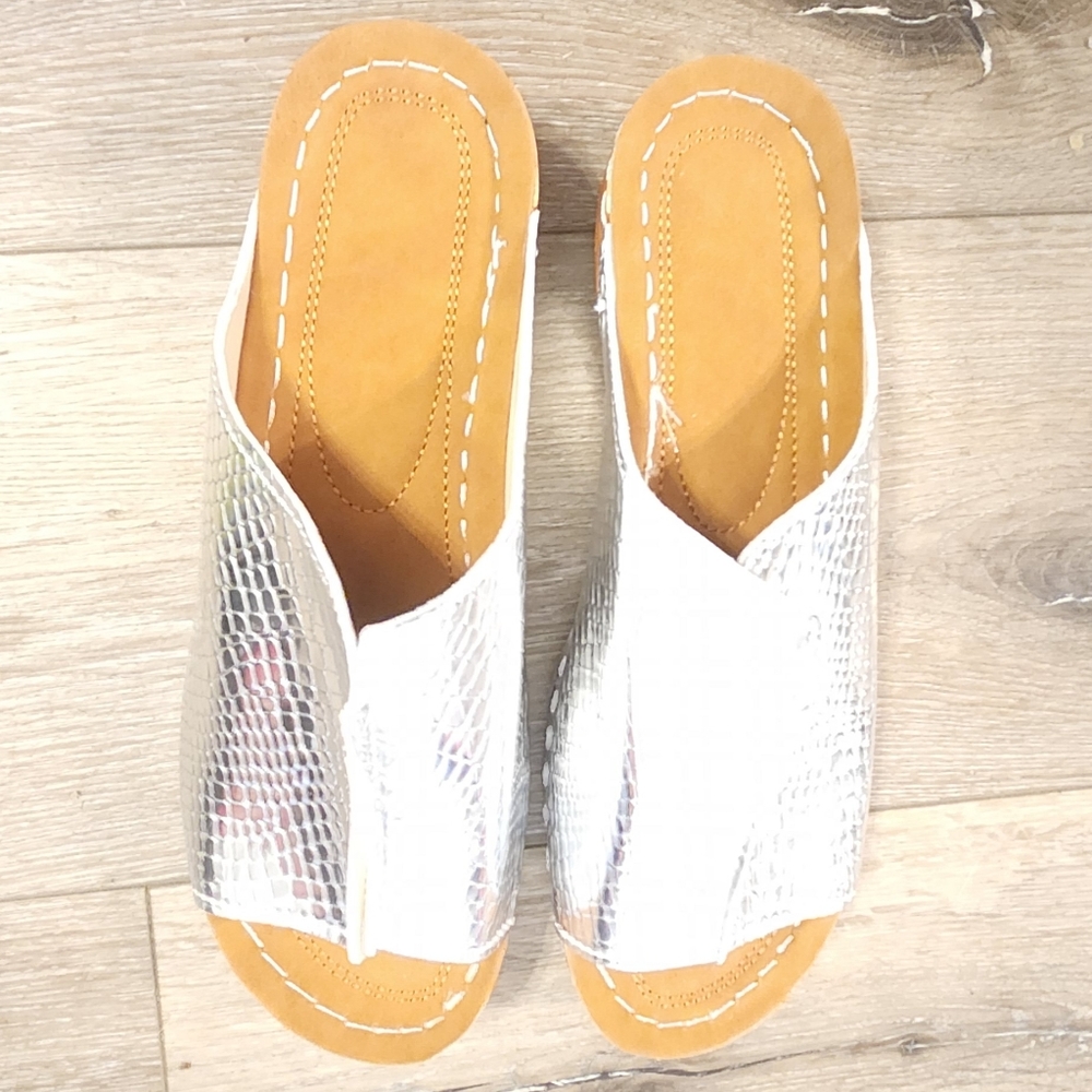 NWT Silver croc print sandals
